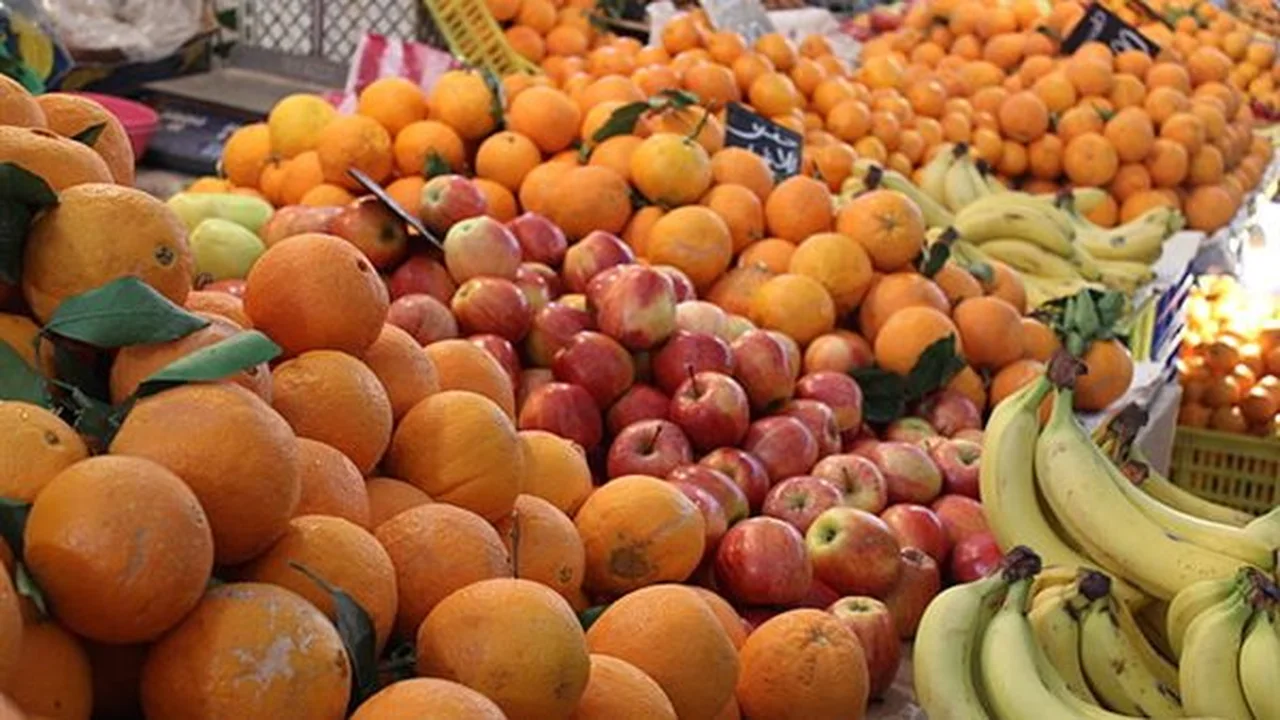 تباين أسعار الفاكهة بصعود المشمش 30 جنيها والبرقوق 10 وتراجع الفراولة والتفاح